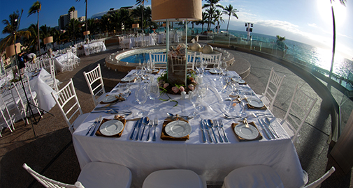 Jardines con vista al mar, terrazas donde disfrutar de espectaculares atardeceres, los mejores restaurantes con facilidades para esos momentos de celebración y fiesta.